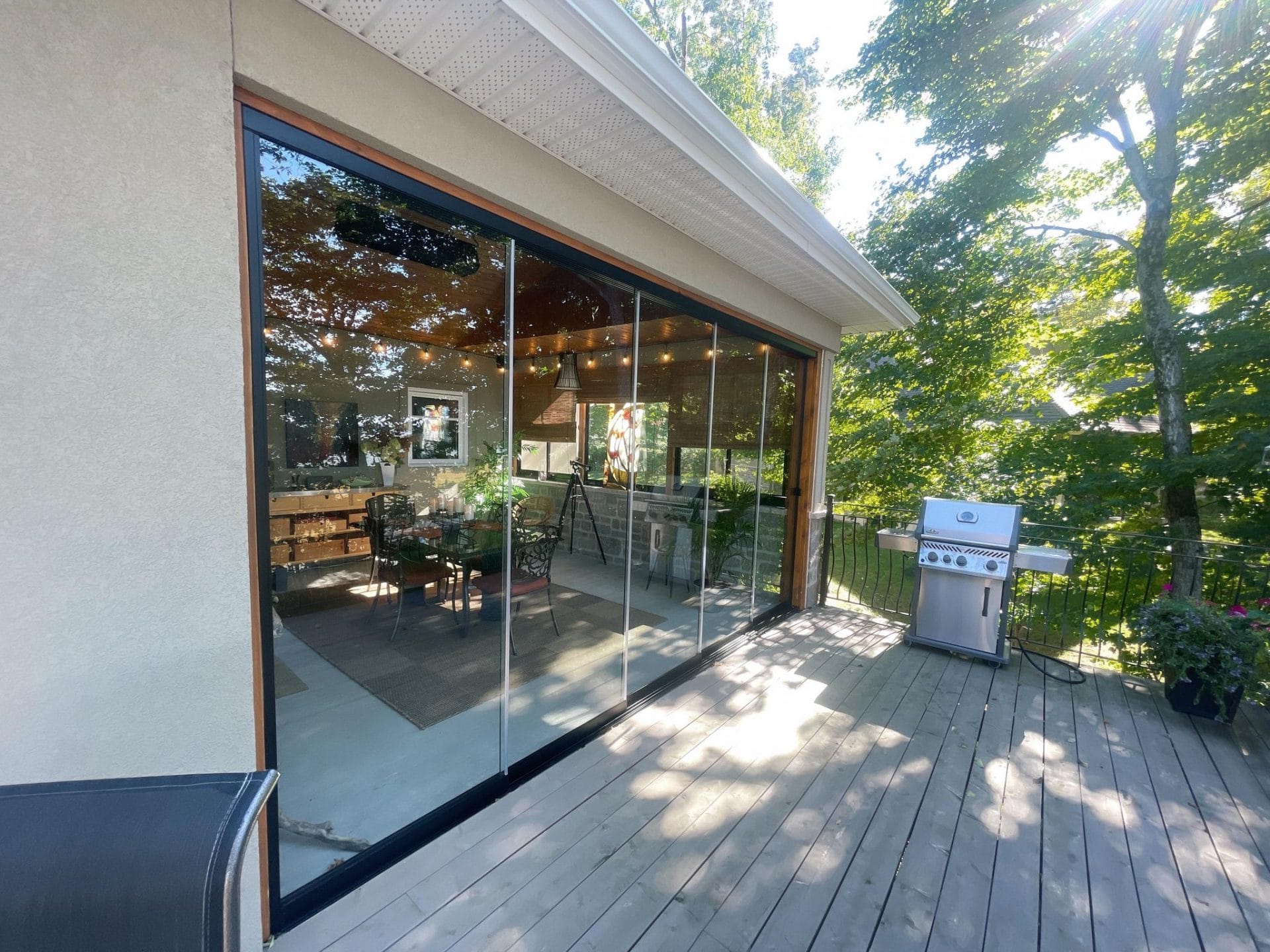 ajout-extérieur-solarium-installation-maison-paysage-vert-québec-moreau-prs-1
