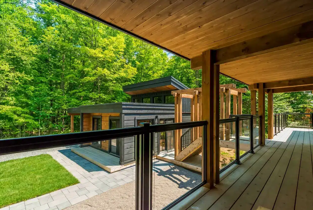 Garde-corps en verre et aluminium noir installé sur une terrasse résidentielle moderne.