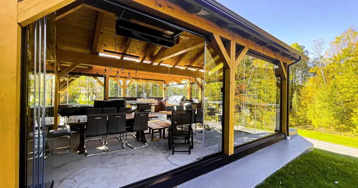 Patio québécois ouvert sur l’extérieur avec les parois Novasun Panoramic repliées