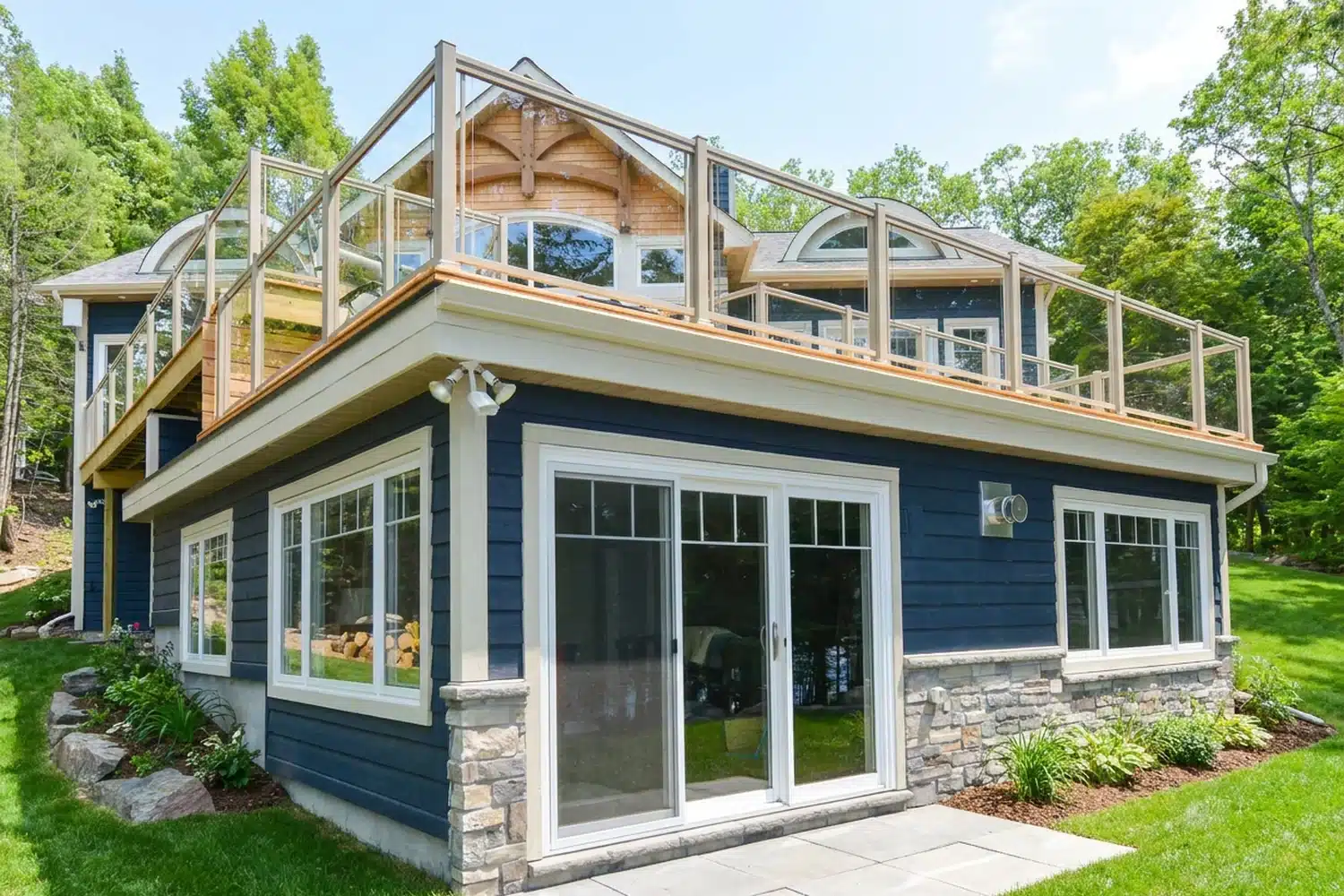 Rampe en aluminium et verre installée autour de la terrasse d’un chalet