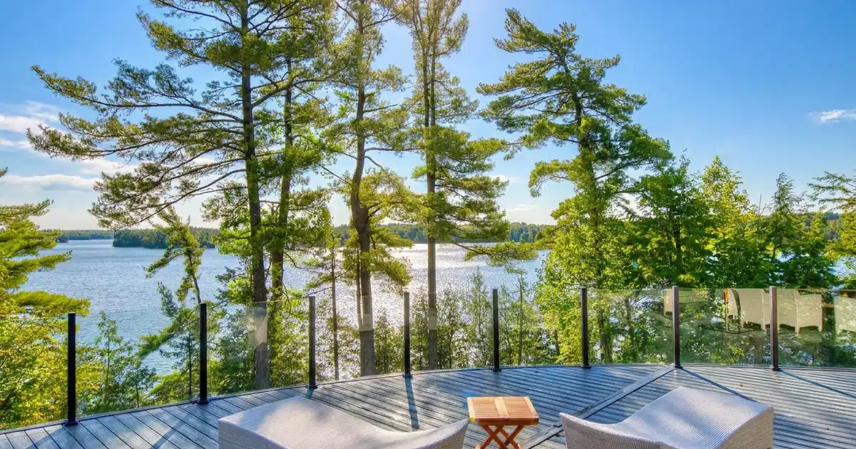 Rampe en verre sur une terrasse de chalet avec vue dégagée sur l’eau