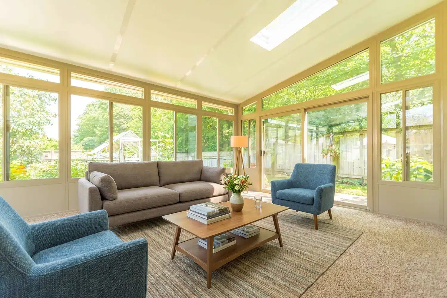 Solarium lumineux avec toit isolé, fenêtres en verre et vue sur le jardin