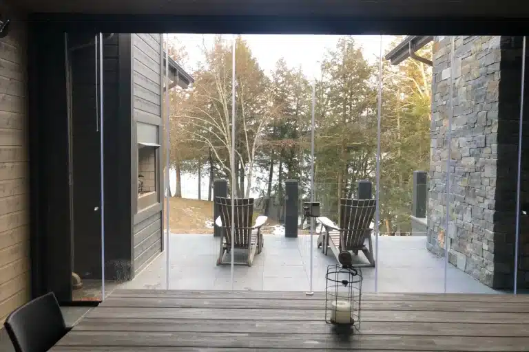 Panneaux de verre coulissants protégeant un patio résidentiel