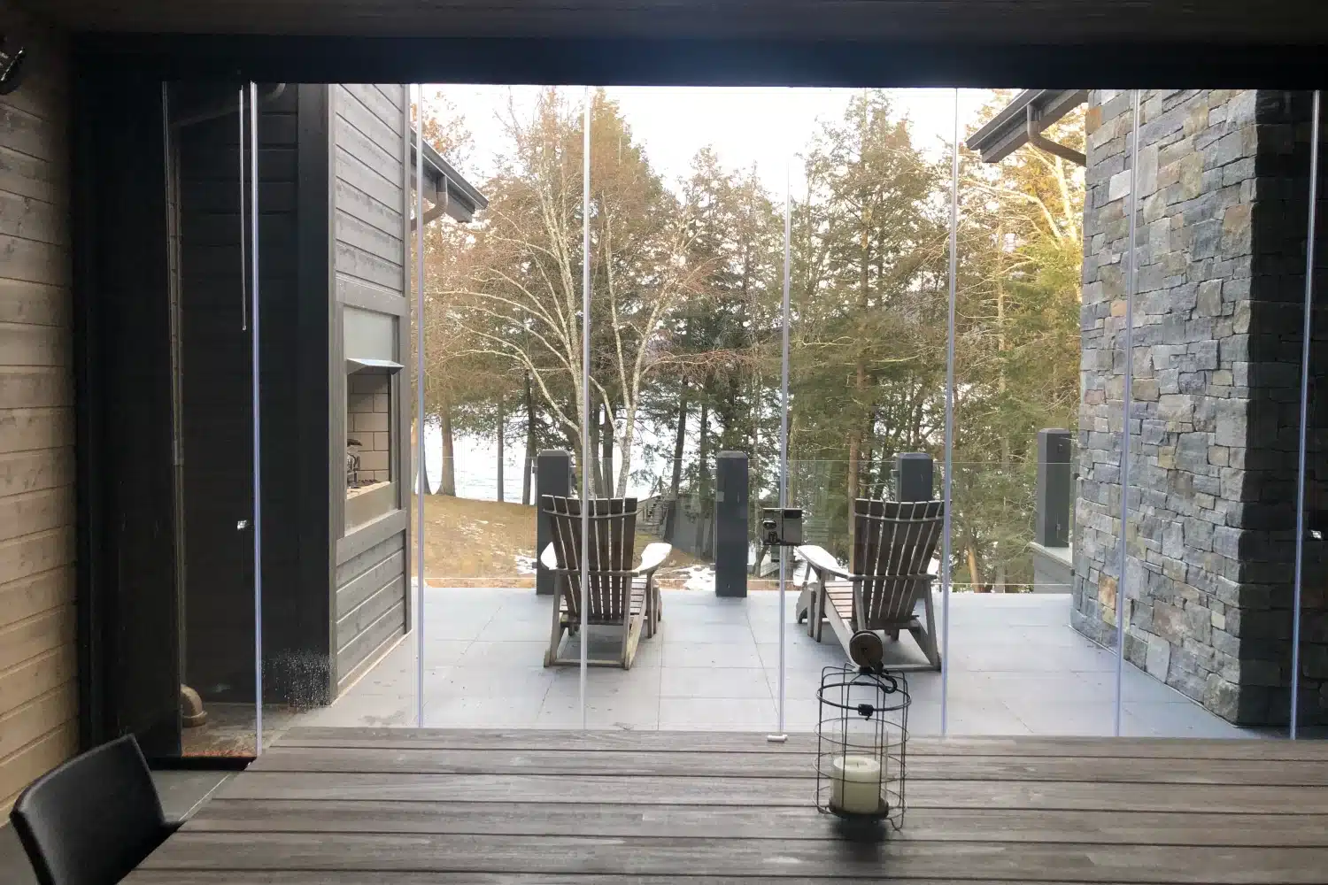 Panneaux de verre coulissants protégeant un patio résidentiel