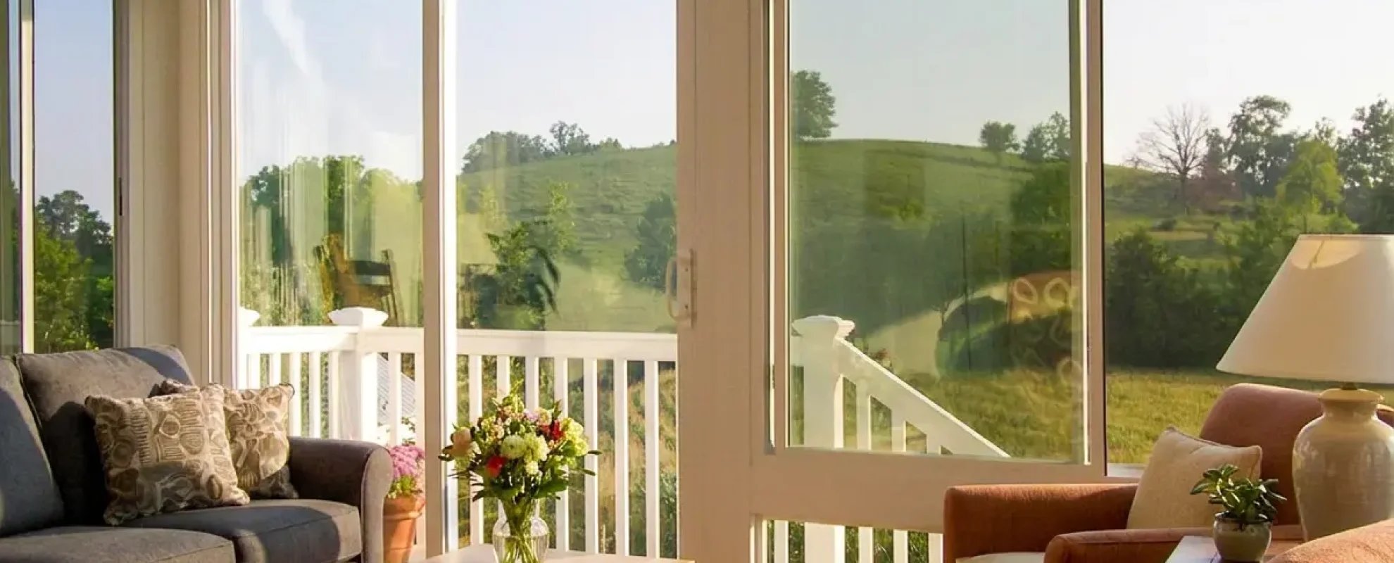 Grandes fenêtres d’un solarium Modèle 300 permettant une excellente ventilation pendant les journées d’été.