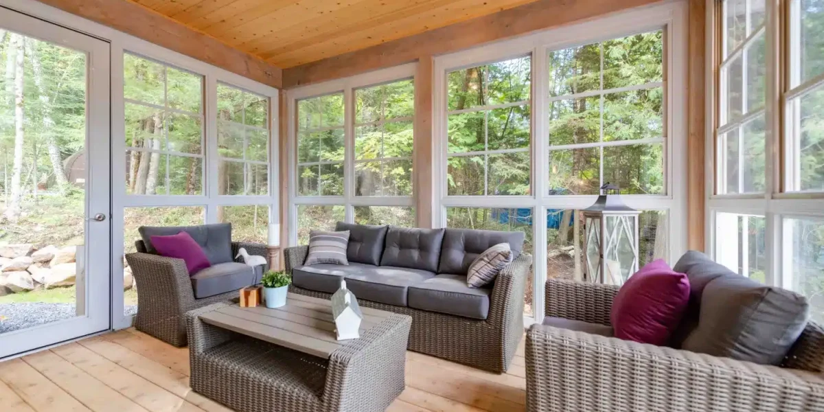 Espace trois saisons lumineux aménagé sous une toiture en bois existante