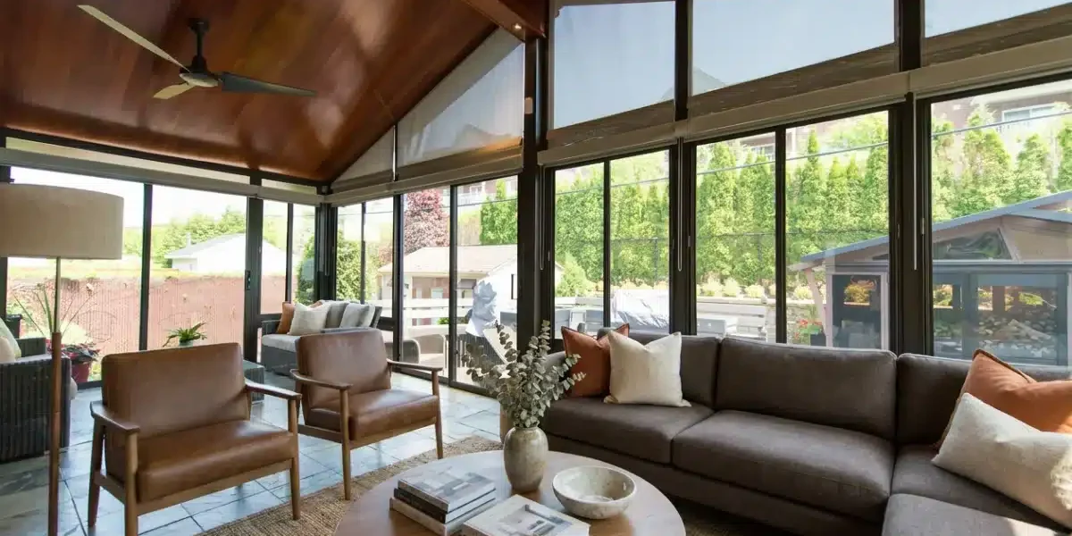 Intérieur d’un solarium en verre avec plafond cathédrale et grandes fenêtres