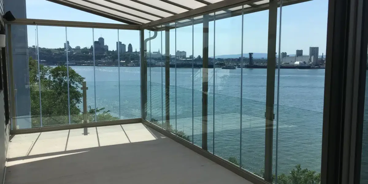 Parois vitrées Panoramic donnant sur le fleuve et le Vieux-Québec