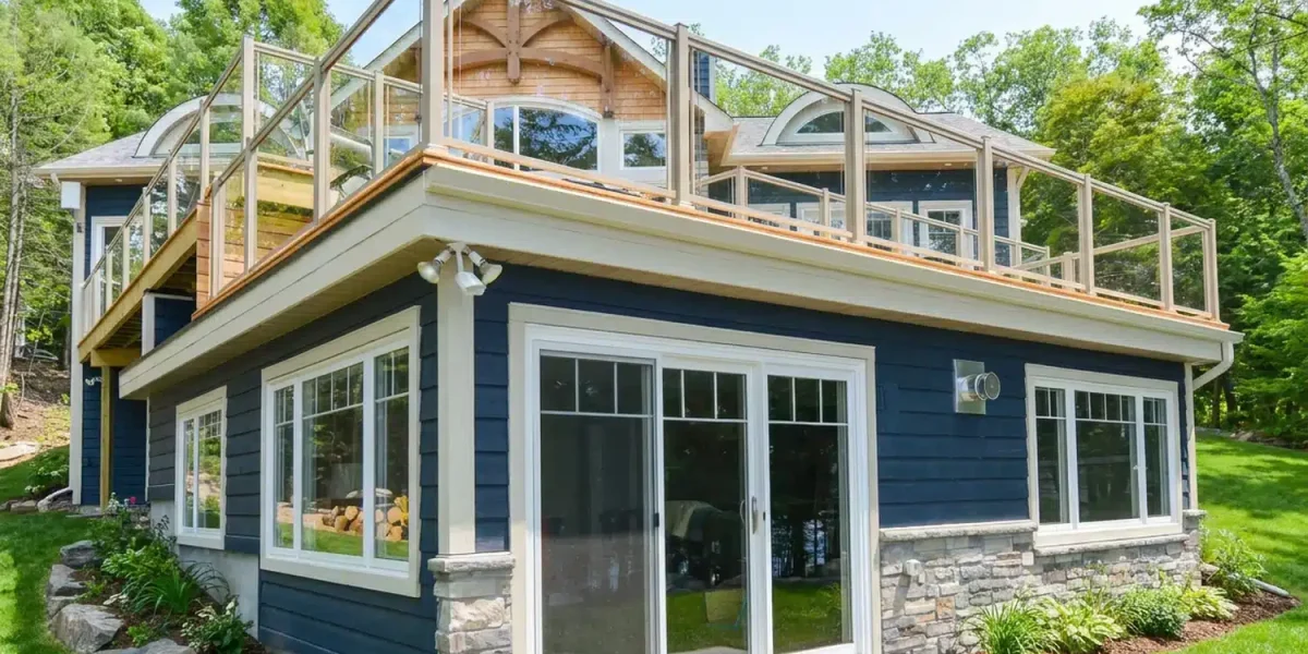 Rampe en aluminium et verre installée autour de la terrasse d’un chalet